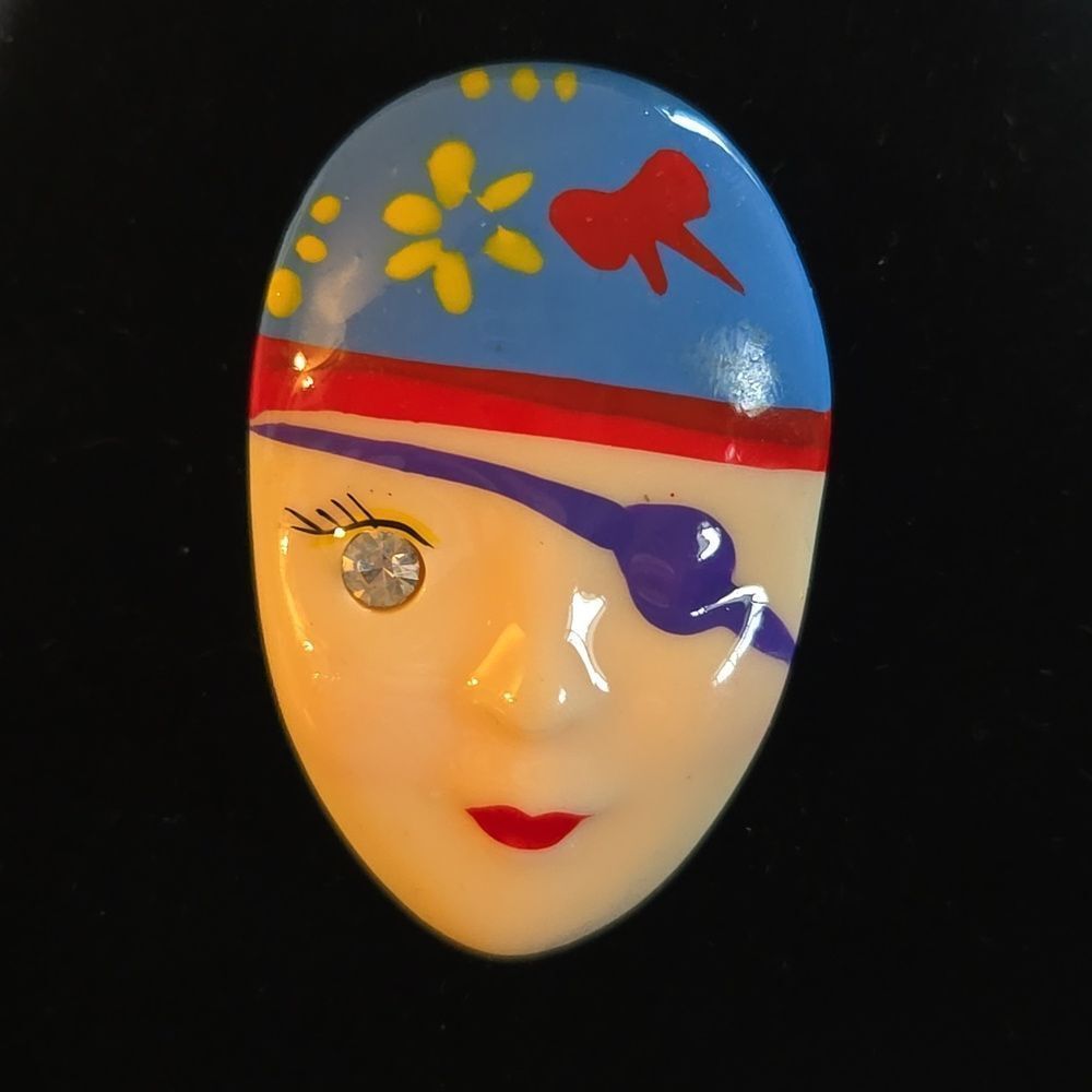 Face flapper style brooch/pin